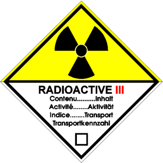 Gefahrgutetiketten nach GGVSEB/ADR, RID, IMDG(Seefahrt) und IATA(Luftfahrt) in 100 x 100 mm Radioaktive Stoffe, Klasse 7, Kategorie 3 zu 1.000 St&uuml;ck/Rolle