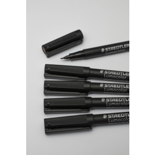 Schwarz wasserfester Folienstift zum Beschriften von glatten Oberflächen