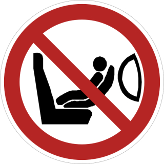 Verbotsschild Anbringen eines Kindersitzes auf Airbaggesicherten Sitz verboten